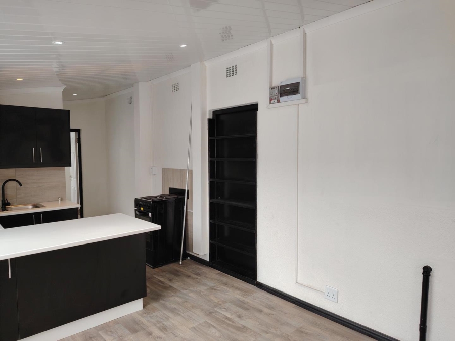 To Let 1 Bedroom Property for Rent in Goodwood Estate Western Cape